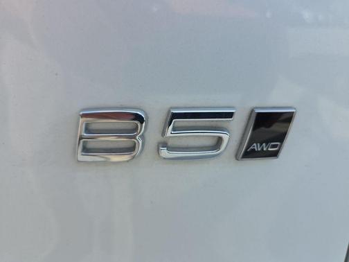 Crystal White Pearl 2025 Volvo XC40 B5 Plus Bright Theme