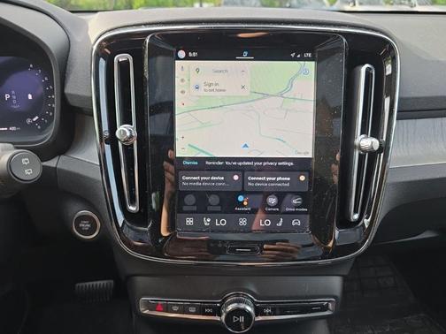 Crystal White Pearl 2025 Volvo XC40 B5 Plus Bright Theme