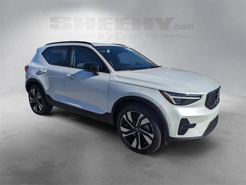 2025 Volvo XC40 B5 Plus Dark Theme