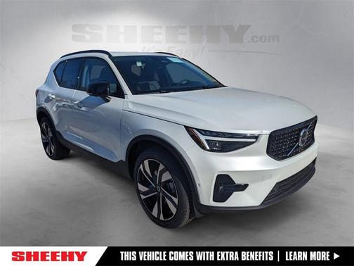 2025 Volvo XC40 B5 Plus Dark Theme