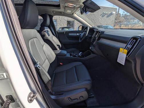 2025 Volvo XC40 B5 Plus Dark Theme