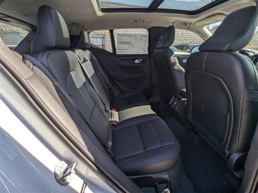 2025 Volvo XC40 B5 Plus Dark Theme