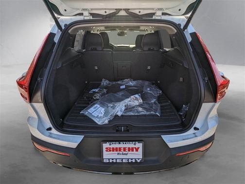 2025 Volvo XC40 B5 Plus Dark Theme