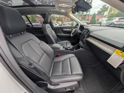 2025 Volvo XC40 B5 Plus Bright Theme