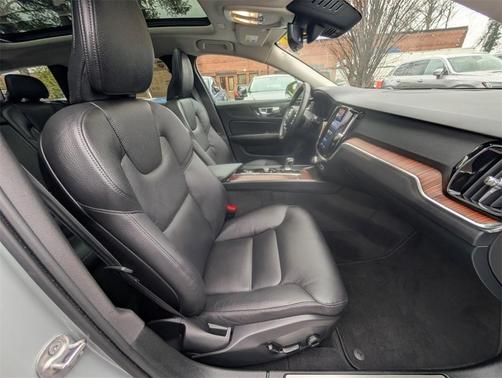 2025 Volvo V60 Cross Country B5 Plus