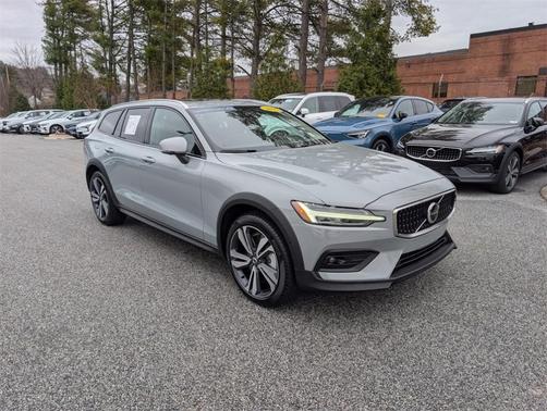 2025 Volvo V60 Cross Country B5 Plus