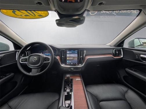 2025 Volvo V60 Cross Country B5 Plus