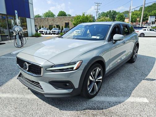 Metallic 2025 Volvo V60 Cross Country B5 Plus