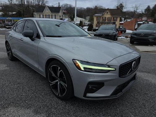 2023 Volvo S60 B5 Ultimate Dark Theme