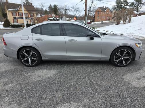 2023 Volvo S60 B5 Ultimate Dark Theme