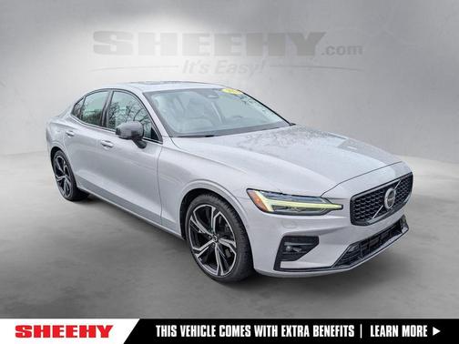 2023 Volvo S60 B5 Ultimate Dark Theme