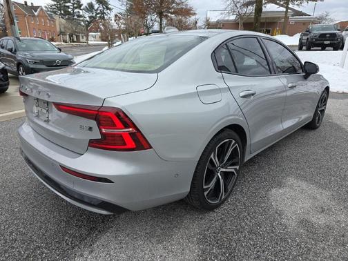 2023 Volvo S60 B5 Ultimate Dark Theme