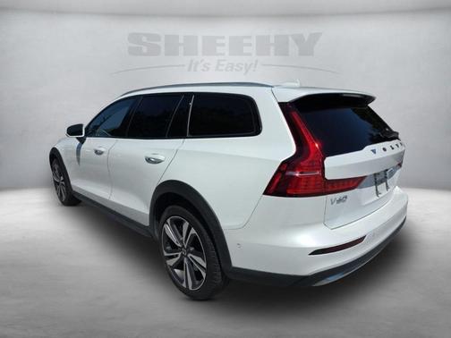 2024 Volvo V60 Cross Country B5 Plus