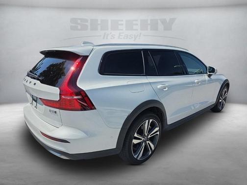 2024 Volvo V60 Cross Country B5 Plus