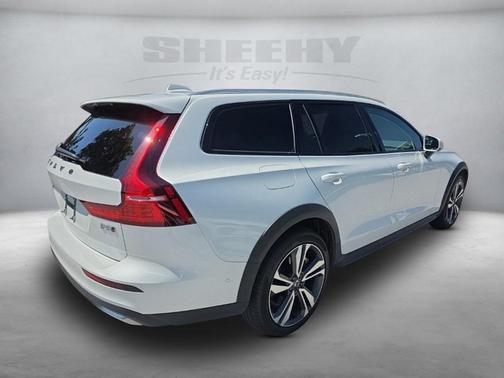 2024 Volvo V60 Cross Country B5 Plus