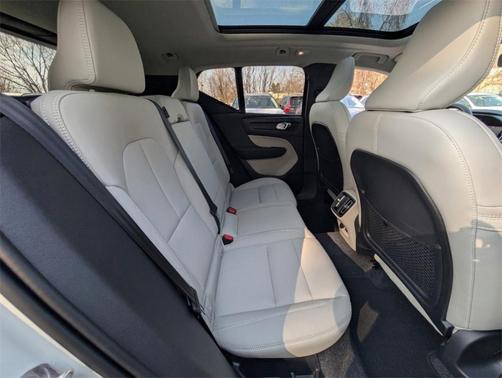 2025 Volvo XC40 B5 Plus Dark Theme