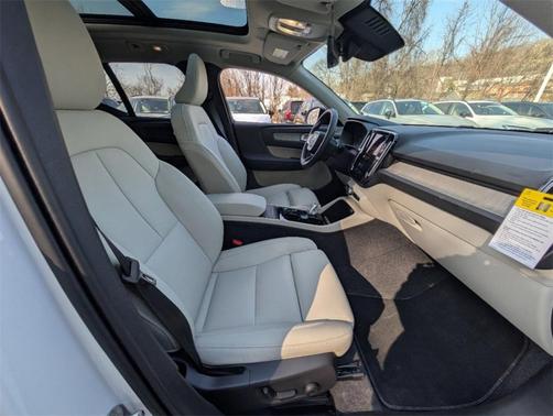 2025 Volvo XC40 B5 Plus Dark Theme