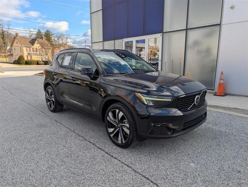 2023 Volvo XC40 B5 Plus Dark Theme