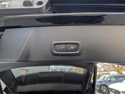 2023 Volvo XC40 B5 Plus Dark Theme