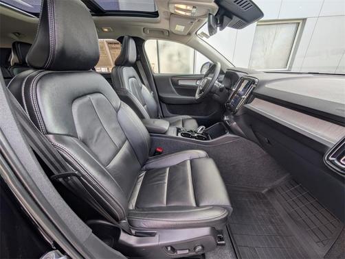 2023 Volvo XC40 B5 Plus Dark Theme