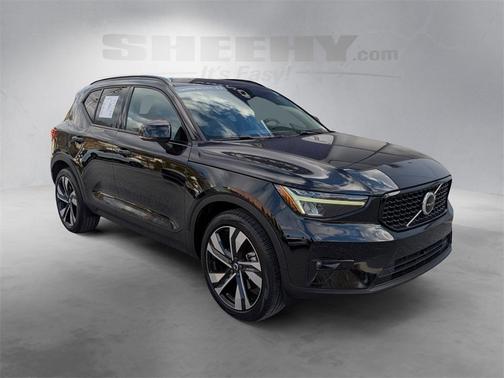 2023 Volvo XC40 B5 Plus Dark Theme