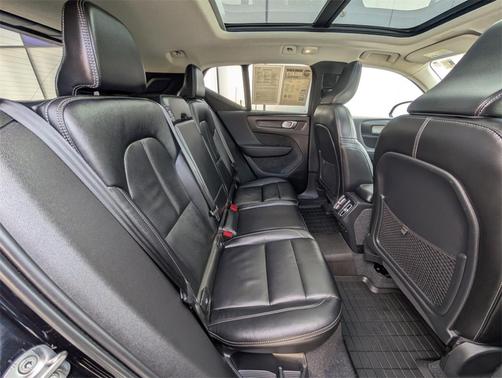 2023 Volvo XC40 B5 Plus Dark Theme