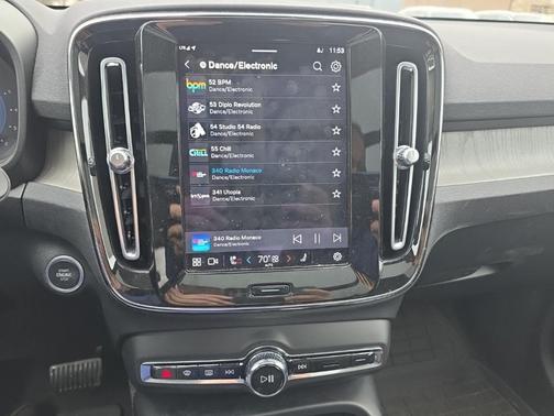 2023 Volvo XC40 B5 Plus Dark Theme