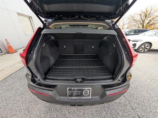 2023 Volvo XC40 B5 Plus Dark Theme