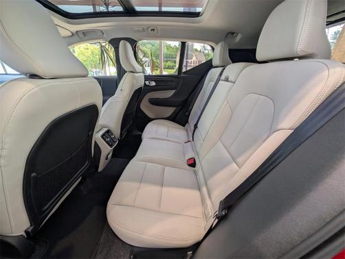 2025 Volvo XC40 B5 Ultra Bright Theme
