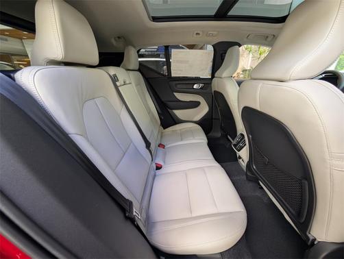 2025 Volvo XC40 B5 Ultra Bright Theme