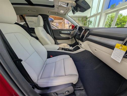 2025 Volvo XC40 B5 Ultra Bright Theme