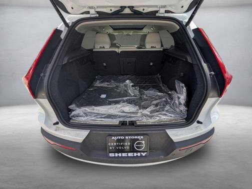 2025 Volvo XC40 B5 Plus Bright Theme