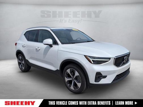 2025 Volvo XC40 B5 Plus Bright Theme