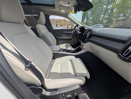 2025 Volvo XC40 B5 Plus Bright Theme