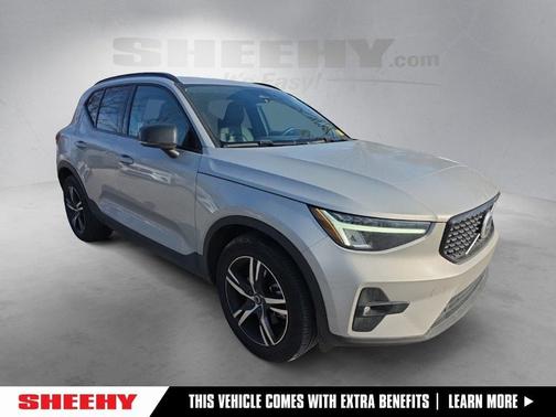 2023 Volvo XC40 B5 Plus Dark Theme