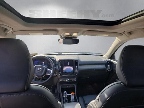 2023 Volvo XC40 B5 Plus Dark Theme