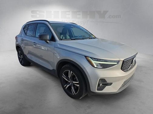 2023 Volvo XC40 B5 Plus Dark Theme