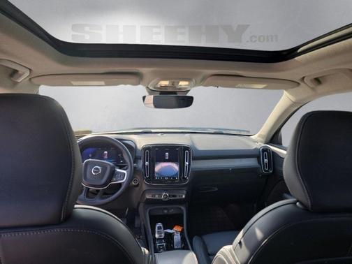 2023 Volvo XC40 B5 Plus Dark Theme