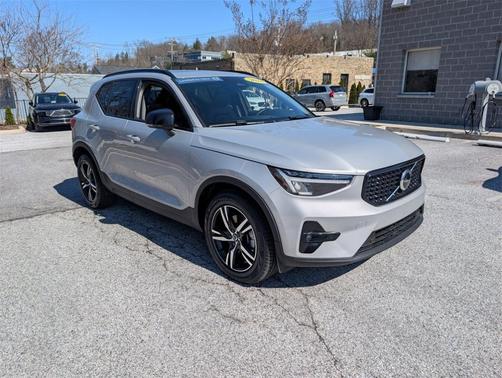 2023 Volvo XC40 B5 Plus Dark Theme