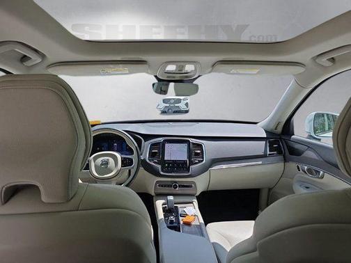 Crystal White Metallic 2023 Volvo XC90 B6 Plus 7-Seater