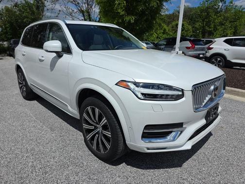 Crystal White Metallic 2023 Volvo XC90 B6 Plus 7-Seater