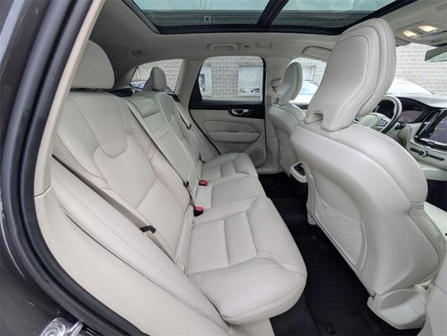 2022 Volvo XC60 B5 Inscription