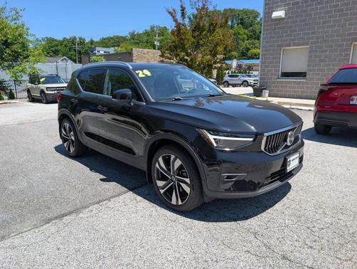 Onyx Black Metallic 2024 Volvo XC40 B5 Plus Bright Theme