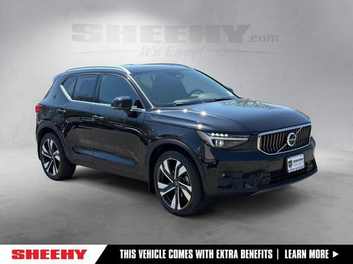 Onyx Black Metallic 2024 Volvo XC40 B5 Plus Bright Theme
