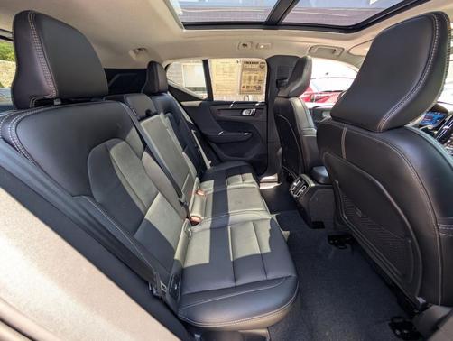 Onyx Black Metallic 2024 Volvo XC40 B5 Plus Bright Theme
