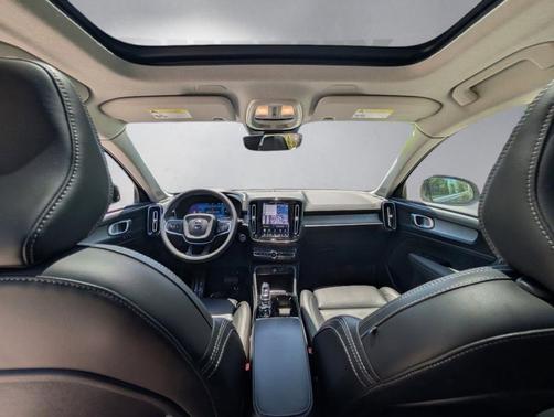 Onyx Black Metallic 2024 Volvo XC40 B5 Plus Bright Theme