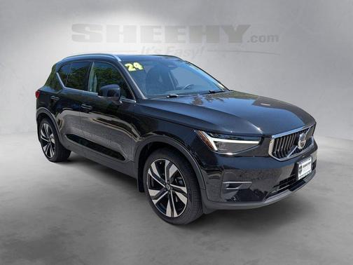 Onyx Black Metallic 2024 Volvo XC40 B5 Plus Bright Theme
