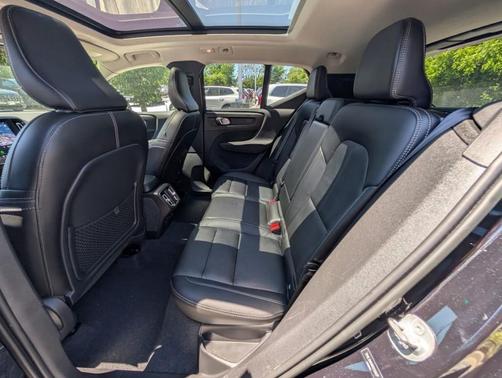 Onyx Black Metallic 2024 Volvo XC40 B5 Plus Bright Theme