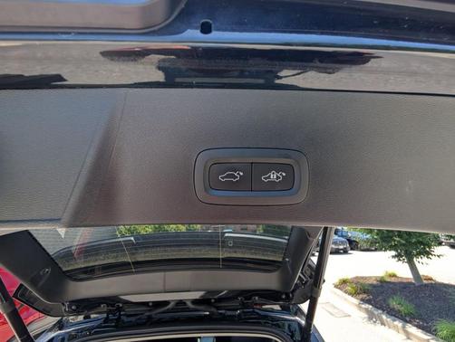 Onyx Black Metallic 2024 Volvo XC40 B5 Plus Bright Theme