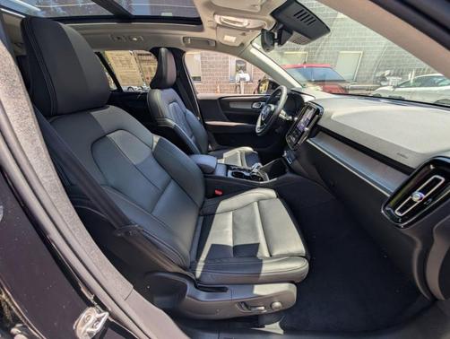 Onyx Black Metallic 2024 Volvo XC40 B5 Plus Bright Theme